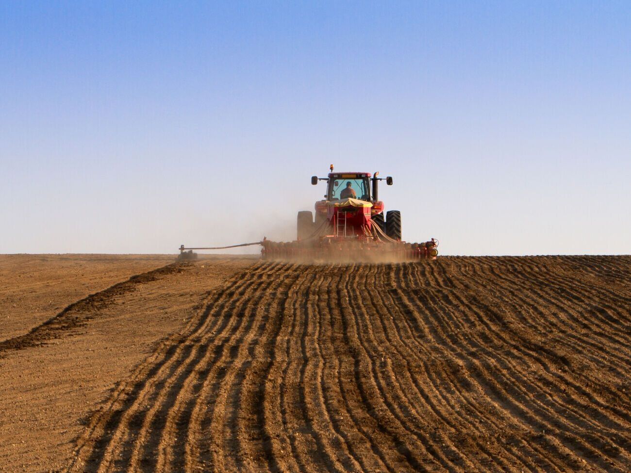 Аграрные предприятия сейчас проводят посевную чуть ли не на линии огня, отметили в ФГИ