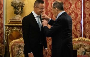 Лавров (справа) вручил Сийярто (слева) орден Дружбы, которым его наградил Путин "за заслуги в развитии двусторонних отношений" РФ и Венгрии