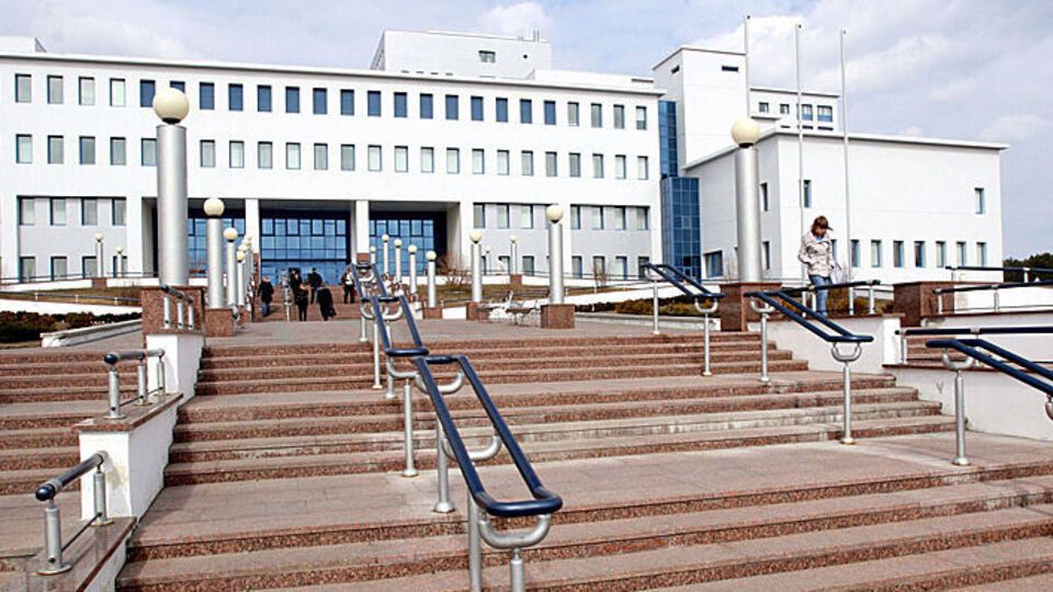 За даними ЗМІ, російських солдатів привозять до центру, який спеціалізується на наслідках катастрофи на ЧАЕС