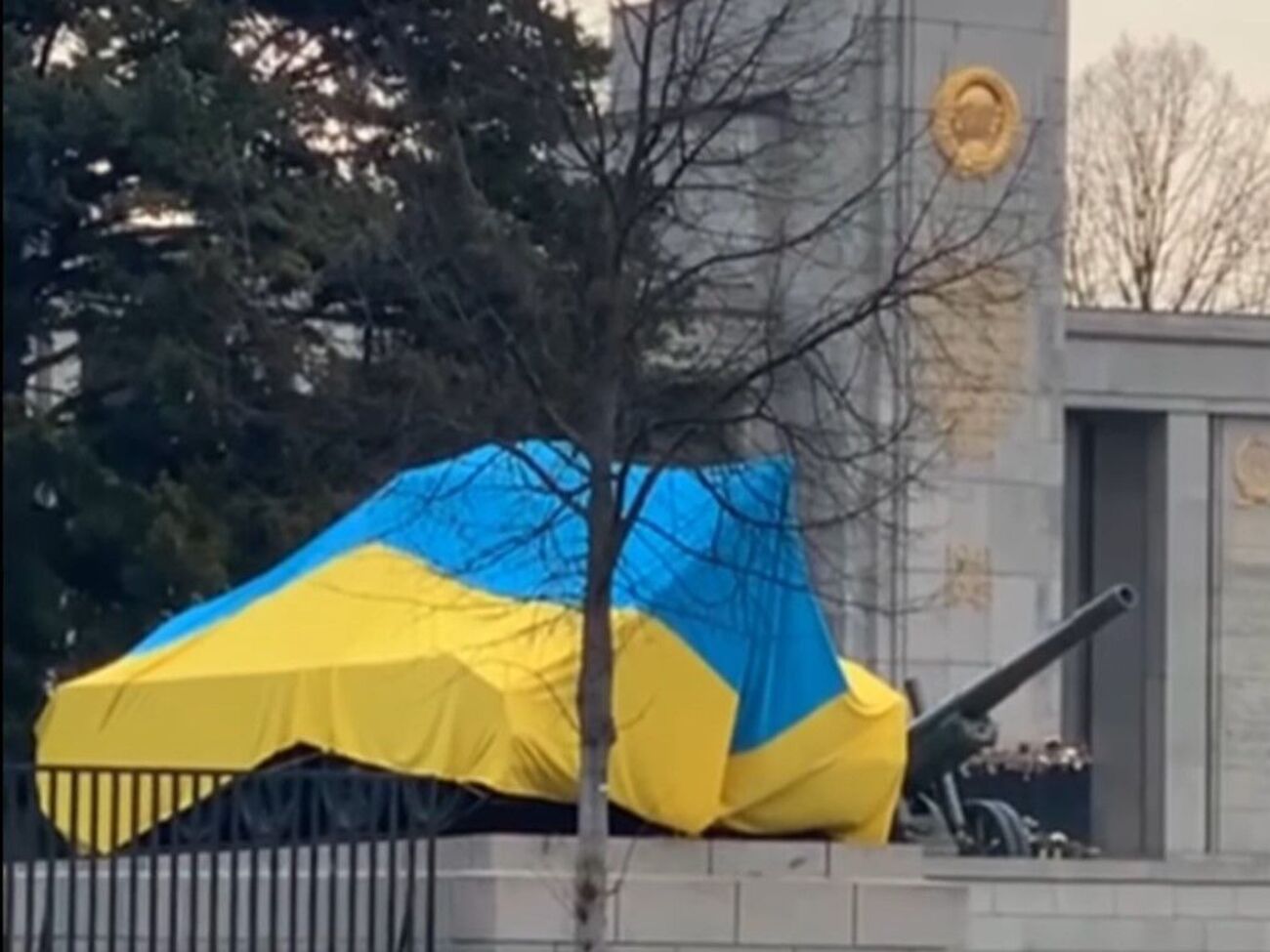 Прапори з танків прибрала поліція