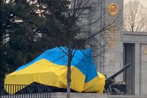Флаги с танков убрала полиция