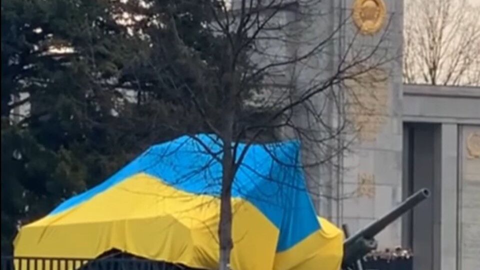 Флаги с танков убрала полиция