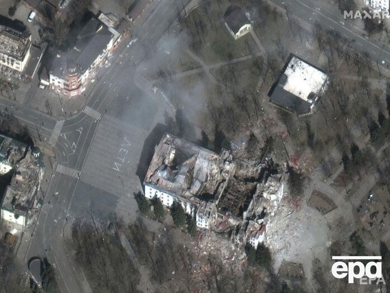 На спутниковых снимках компании&nbsp;Maxar Technologies видно, что удар по театру в Мариуполе был нанесен с воздуха