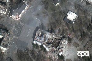 На супутникових знімках компанії Maxar Technologies видно, що удару по театру в Маріуполі завдали з повітря