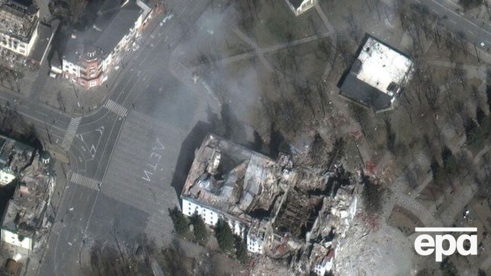 На супутникових знімках компанії Maxar Technologies видно, що удару по театру в Маріуполі завдали з повітря