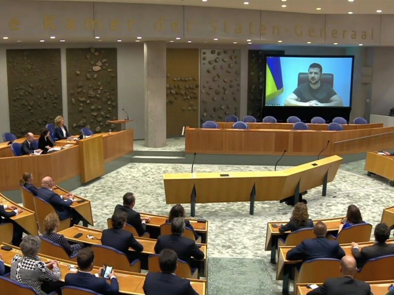 Зеленський (на екрані) у відеозверненні в парламенті Нідерландів закликав не дати війні РФ проти України ще 36 днів