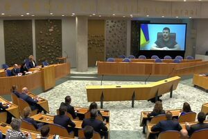 Зеленський (на екрані) у відеозверненні в парламенті Нідерландів закликав не дати війні РФ проти України ще 36 днів