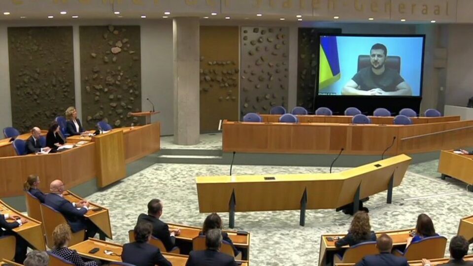 Зеленский (на экране) в видеообращении в парламенте Нидерландов призвал не дать войне РФ против Украины еще 36 дней