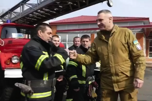 Кличко пообщался с волонтерами, которые тренируются на базе пожарной части