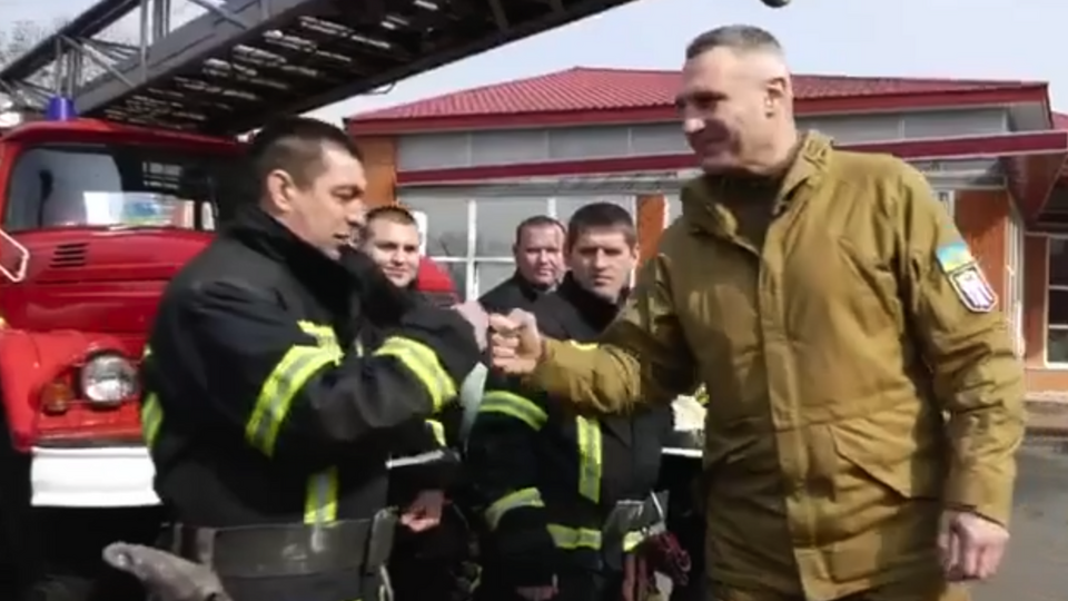 Кличко поспілкувався з волонтерами, які тренуються на базі пожежної частини