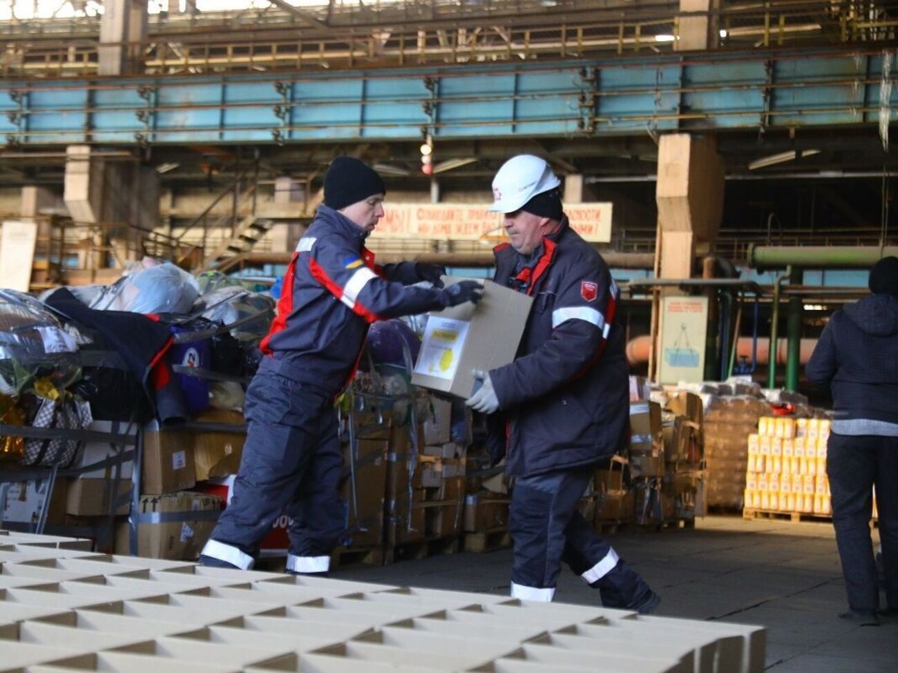 117 тонн продуктів уже приїхали в Україну, їх збирають понад 200 волонтерів-співробітників компанії "Метінвест" на сортувальному центрі у Запоріжжі