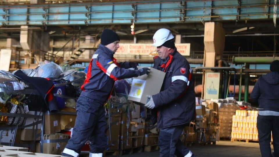 117 тонн продуктів уже приїхали в Україну, їх збирають понад 200 волонтерів-співробітників компанії "Метінвест" на сортувальному центрі у Запоріжжі