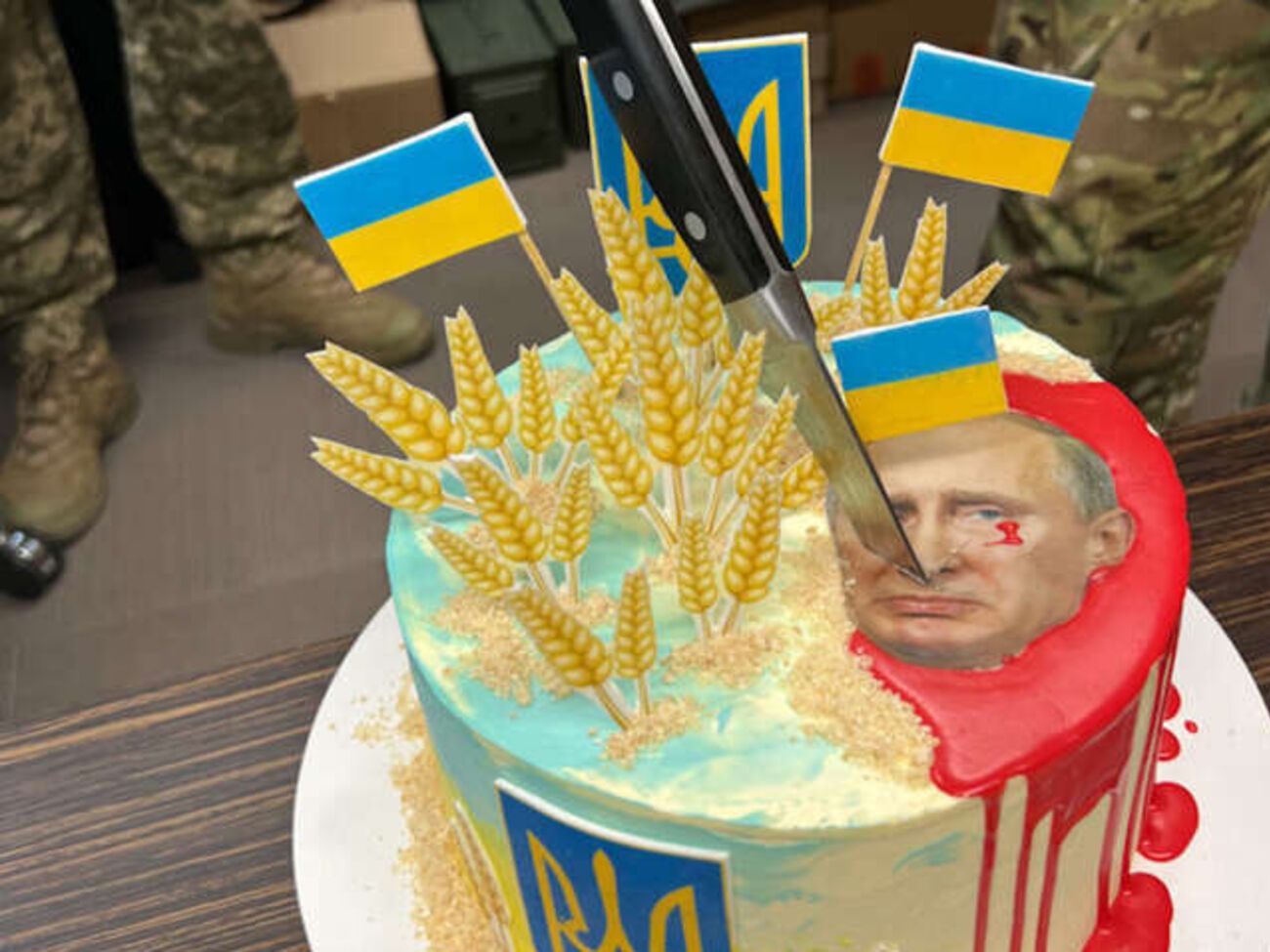 Турчинов на своє 58-річчя розрізав голову Путіна