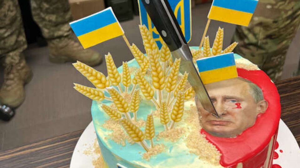 Турчинов на своє 58-річчя розрізав голову Путіна