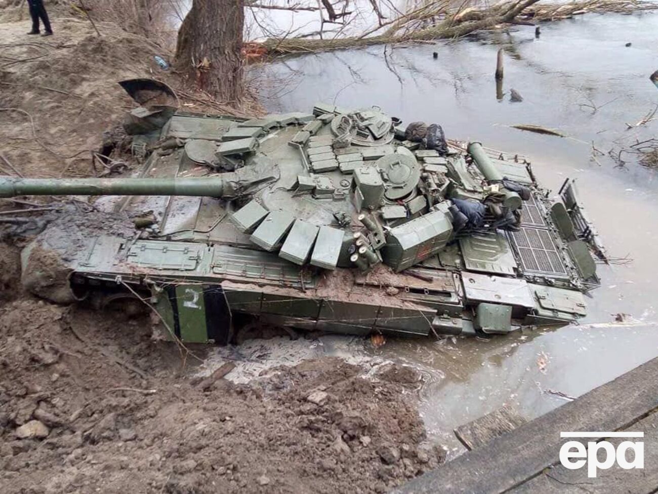 Танк підняли з річки