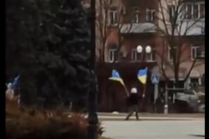 Херсон кілька днів перебуває в облозі, жителі міста відібрали в них державні прапори