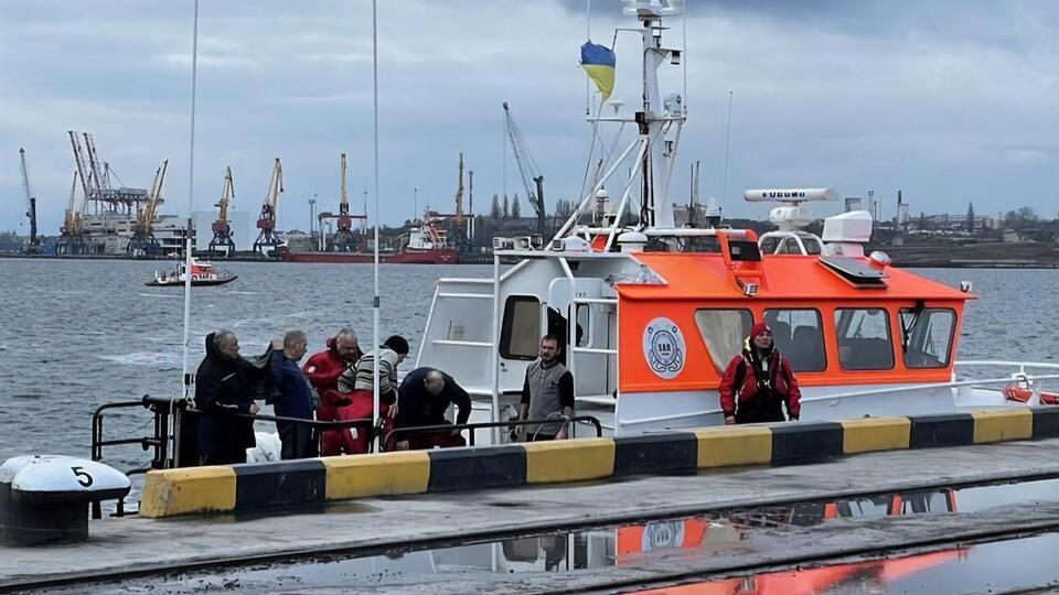 Экипаж затонувшего судна доставили в Черноморск