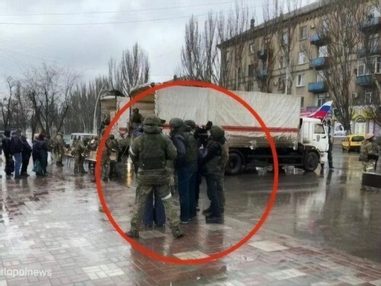 Раздача "гуманитарки" происходила под дулами автоматов