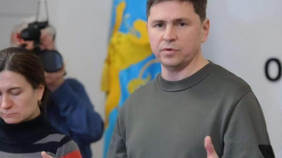 Подоляк говорит, что закрытие неба над Украиной позволит "вернуть россиян в более-менее адекватный статус"