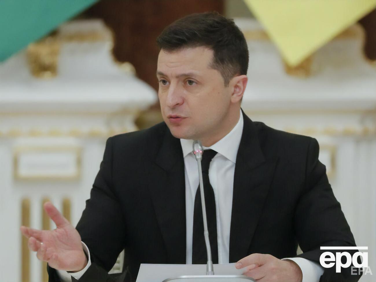 За словами Подоляка, Зеленський (на фото) наразі активно проводить переговори з партнерами