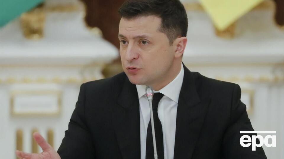 За словами Подоляка, Зеленський (на фото) наразі активно проводить переговори з партнерами