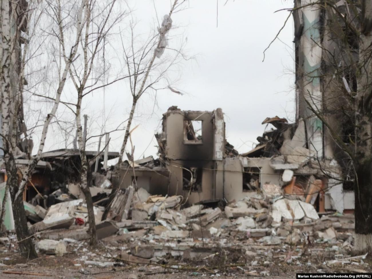 У селищі зруйновано кілька багатоповерхових житлових будинків