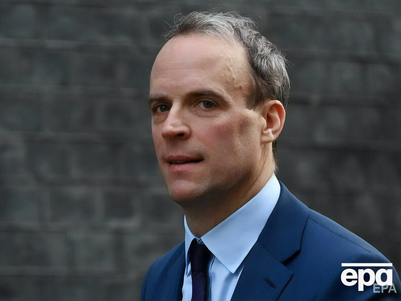 Рааб отметил, что правительство Великобритании вскоре внесет предложения, чтобы запретить олигархам нанимать дорогие юридические фирмы для защиты своего состояния