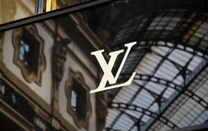 Louis Vuitton и десятки других модных домов временно закрыли свои магазины в РФ