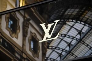 Louis Vuitton и десятки других модных домов временно закрыли свои магазины в РФ