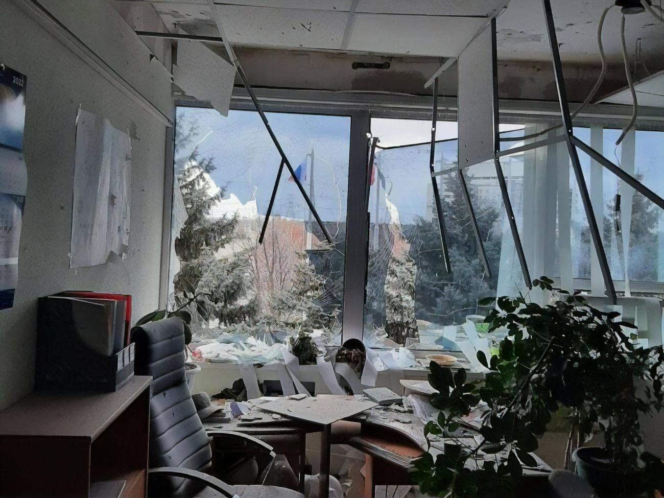 "Энергоатом" показал, как выглядит админкорпус АЭС в Энергодаре после атаки россиян. Фоторепортаж