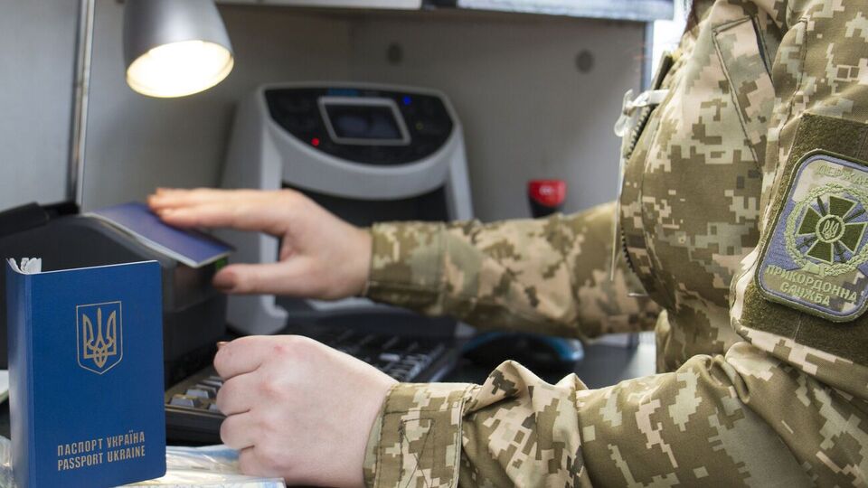 Украинцы возвращаются домой, чтобы защищать страну