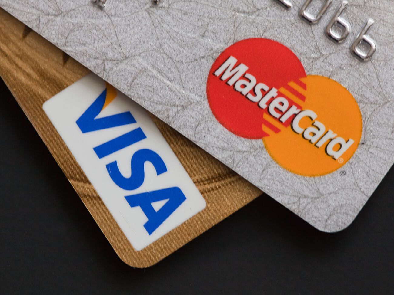 Карты Visa и MasterCard, выпущенные российскими банками, возможно, продолжат работать на территории России, но расплатиться ими за границей нельзя и новые выпускаться не будут