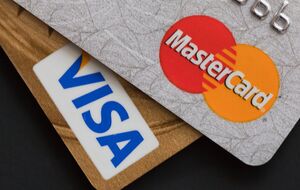 Карты Visa и MasterCard, выпущенные российскими банками, возможно, продолжат работать на территории России, но расплатиться ими за границей нельзя и новые выпускаться не будут