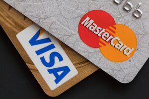 Карты Visa и MasterCard, выпущенные российскими банками, возможно, продолжат работать на территории России, но расплатиться ими за границей нельзя и новые выпускаться не будут