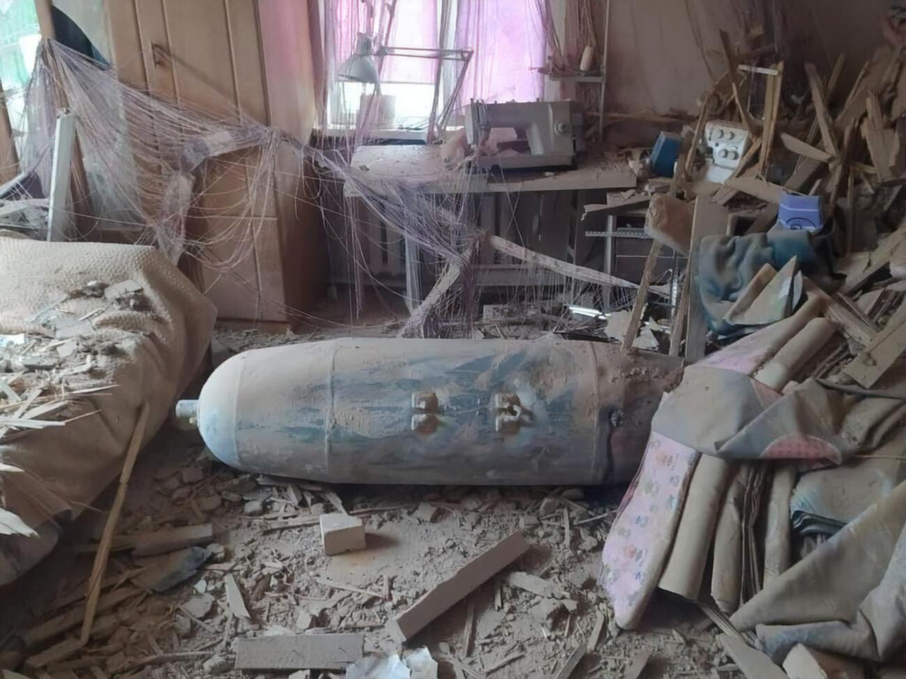 Такие бомбы падают на жилые дома в Чернигове