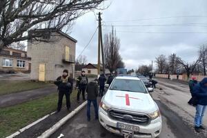Попереду колони їхатиме авто Червоного Хреста
