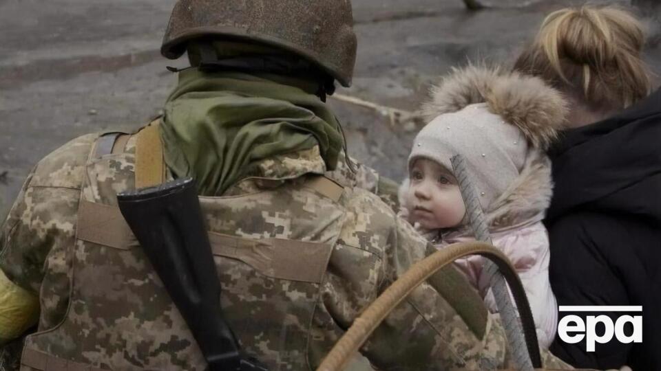 Люди намагаються евакуюватися з небезпечних міст і потрапляють під обстріли – росіяни не дають "зелених коридорів"