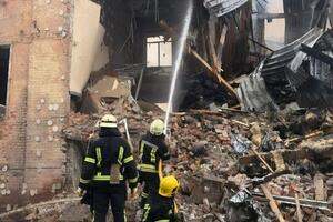 Через атаки окупантів пожежа охопила 21 будівлю в Харкові