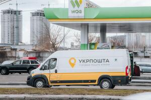 Зараз автомобіль "Укрпошти" стоїть на дорозі між населеними пунктами Єгорівка та Новоселівка