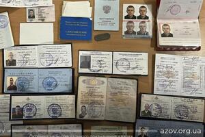 Журналіст опублікував фото вилучених в окупантів документів