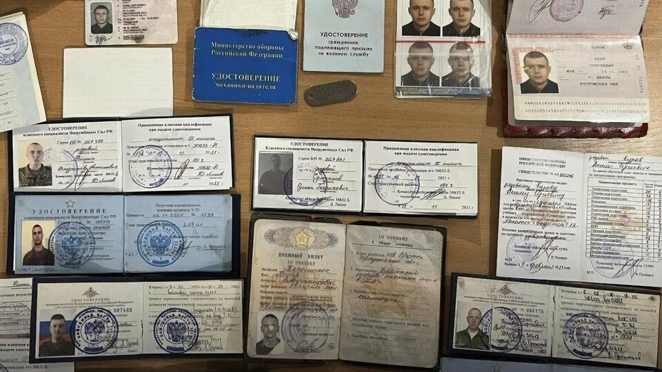 Журналіст опублікував фото вилучених в окупантів документів