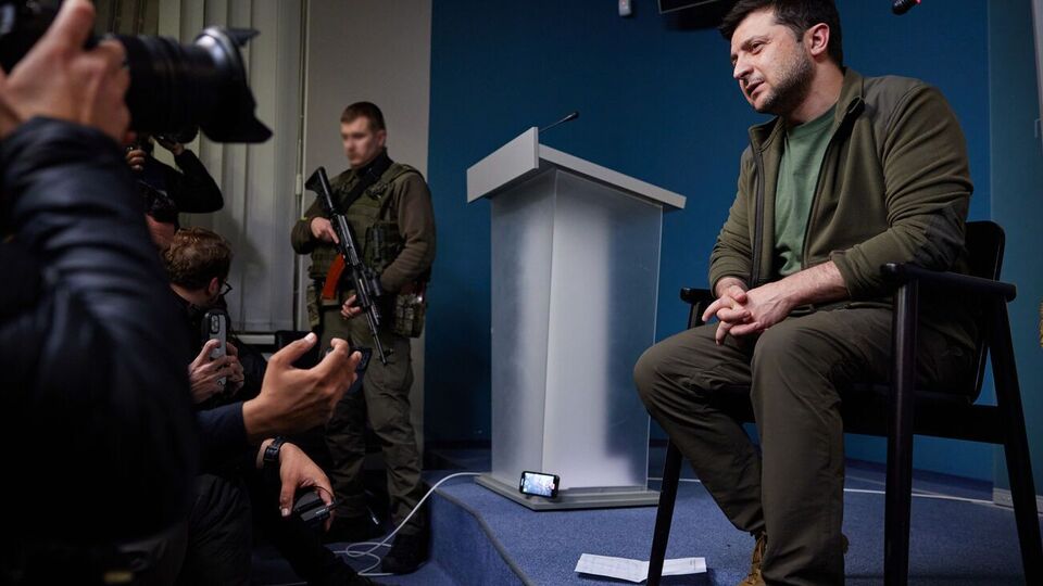 Зеленський: Платити зарплату людям – навіть якщо компанія не працює, як раніше – це захищатиме Україну