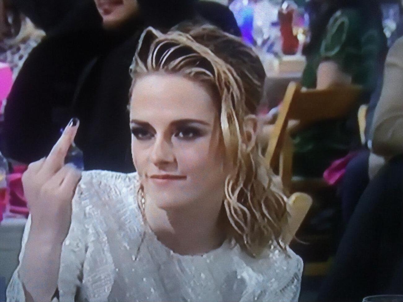 Фото, как Стюарт показывает Путину средний палец, крупным планом продемонстрировали на экране