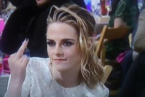 Фото, как Стюарт показывает Путину средний палец, крупным планом продемонстрировали на экране