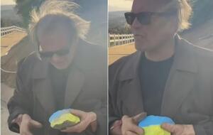 В кадре Дизин прижимает к себе флаг Украины