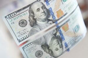 У лютому НБУ продав $1,3 млрд і викупив $901,2 млн