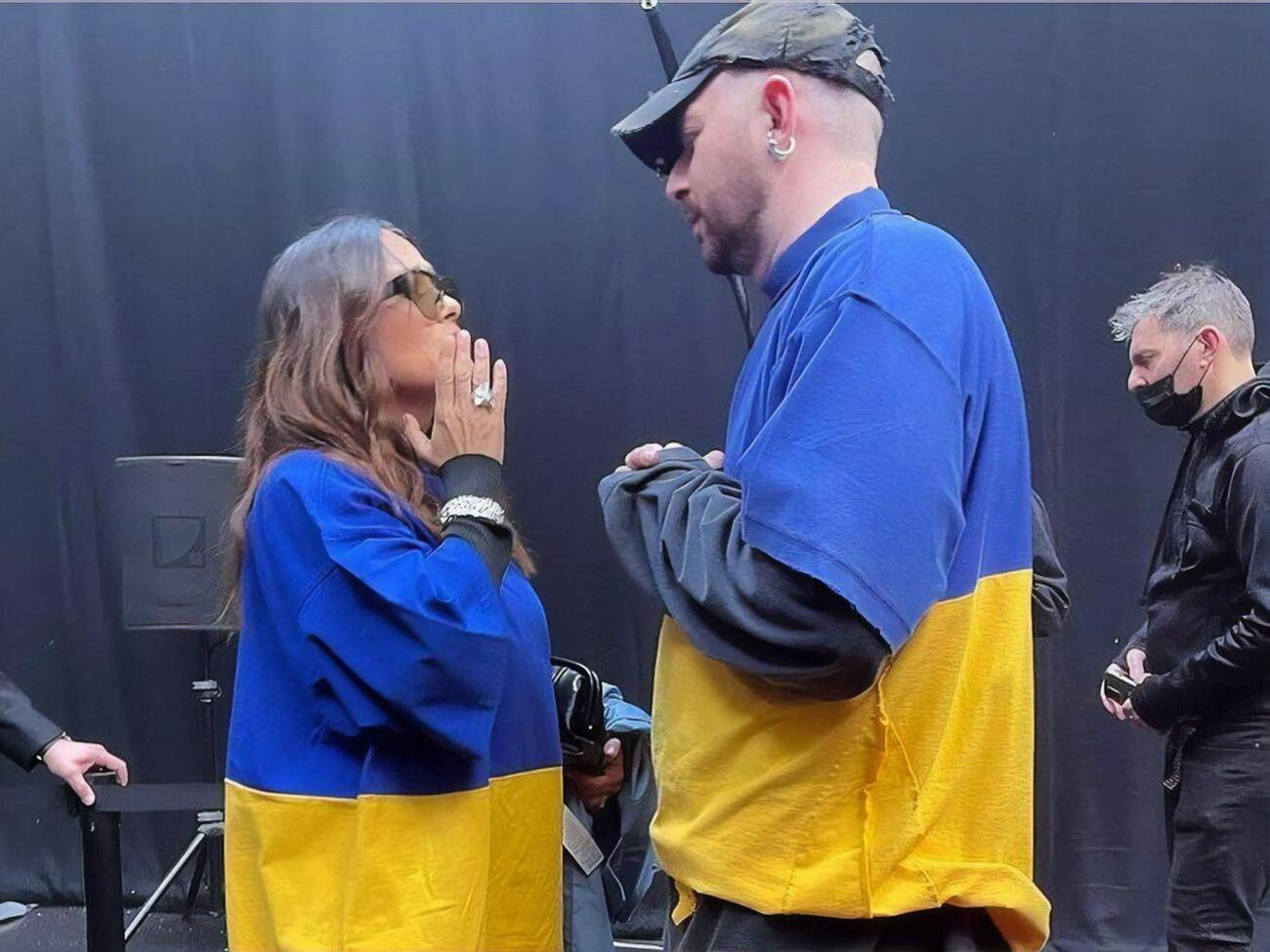 Сальма Гаєк і Демна Гвасалія за лаштунками показу у футболках кольору прапора України