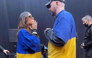 Сальма Хайек и Демна Гвасалия за кулисами показа в футболках цвета флага Украины