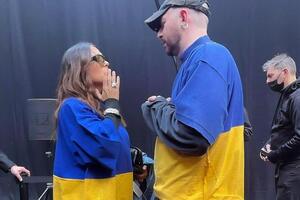 Сальма Гаєк і Демна Гвасалія за лаштунками показу у футболках кольору прапора України