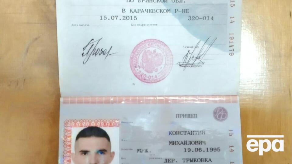 Украинские военные находят в Черниговской области выброшенные документы российских солдат и офицеров